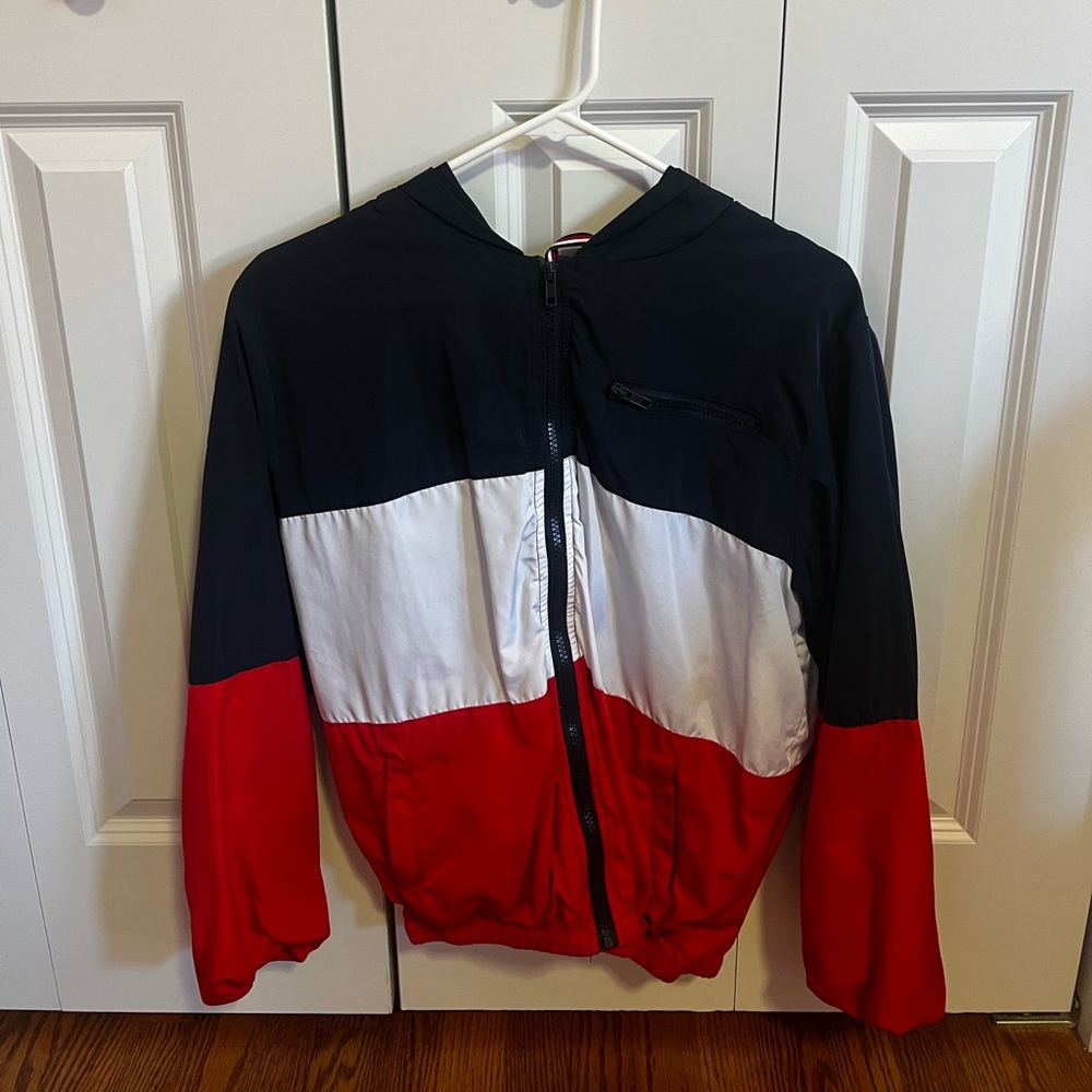 Tommy Hilfiger windbreaker jacket with front pocket. Size small